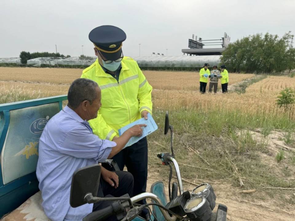 山东高速滨州发展富国滨州港收费站 三项助农服务精准助力农机跨区作业