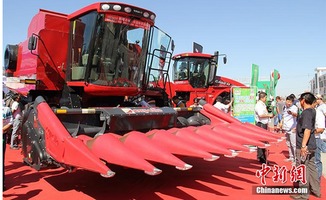 2015新疆农机博览会盛大开幕，大型农机具成亮点，引领农业机械化服务新趋势